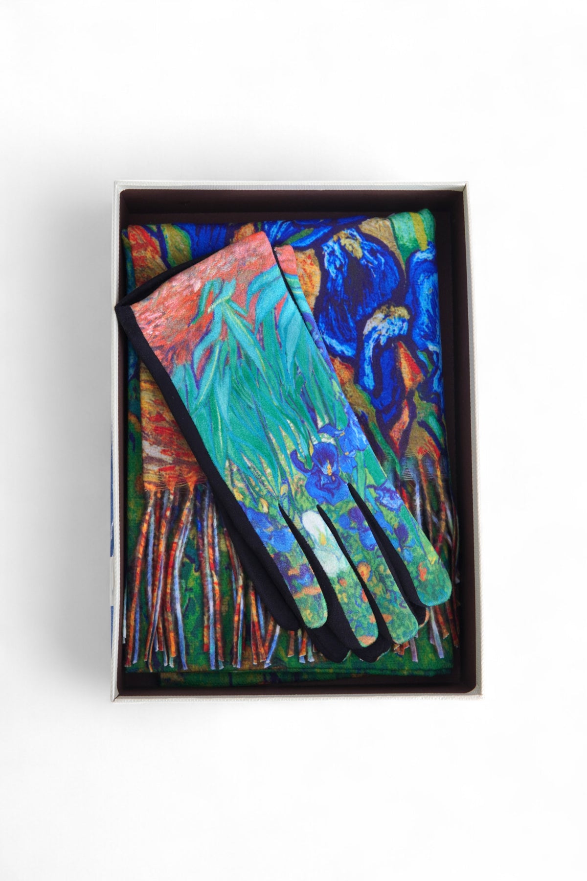 Mănuși cu imprimeu artistic albastru-verde, expuse într-o ramă neagră pentru prezentare.