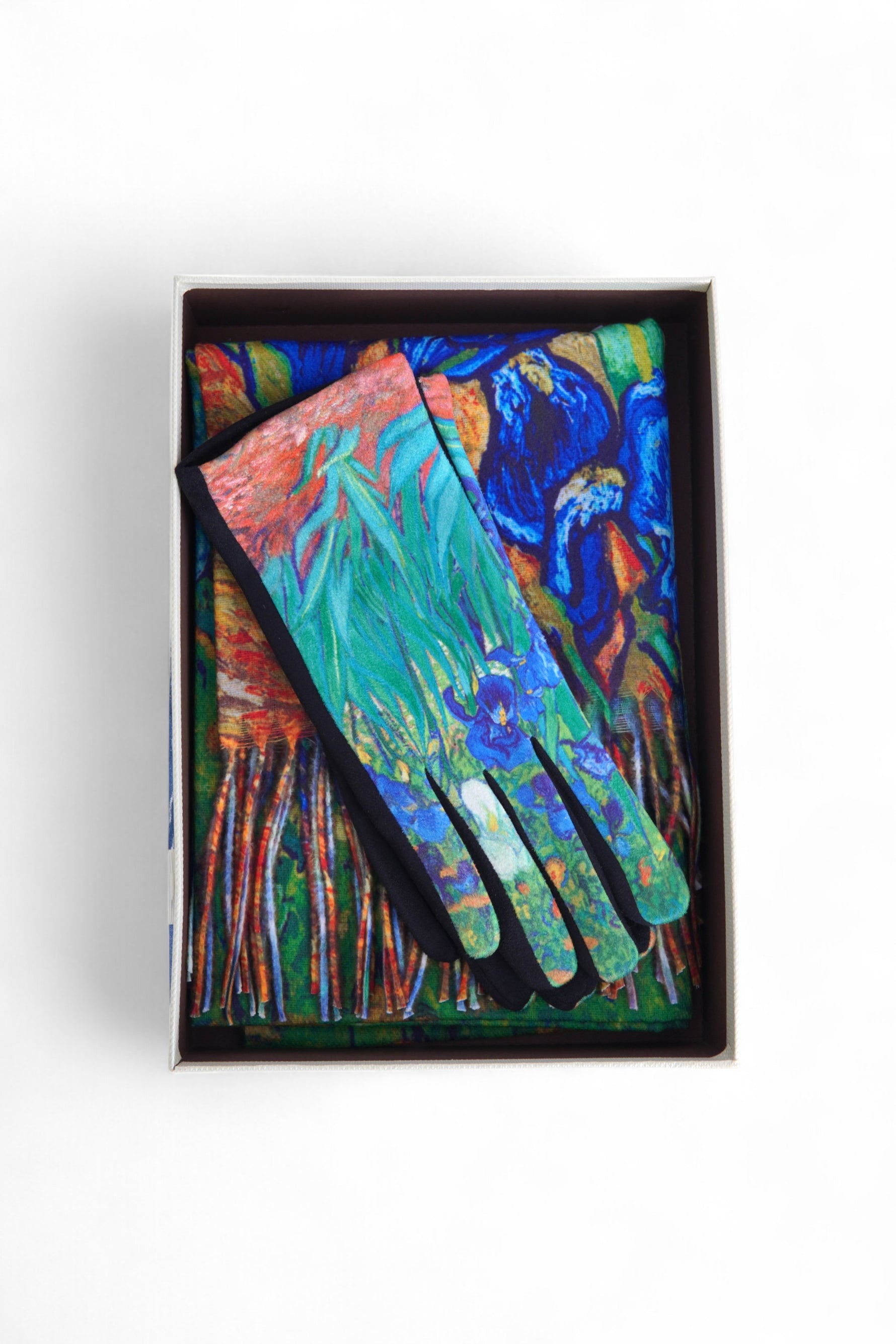 Mănuși cu imprimeu artistic albastru-verde, expuse într-o ramă neagră pentru prezentare.