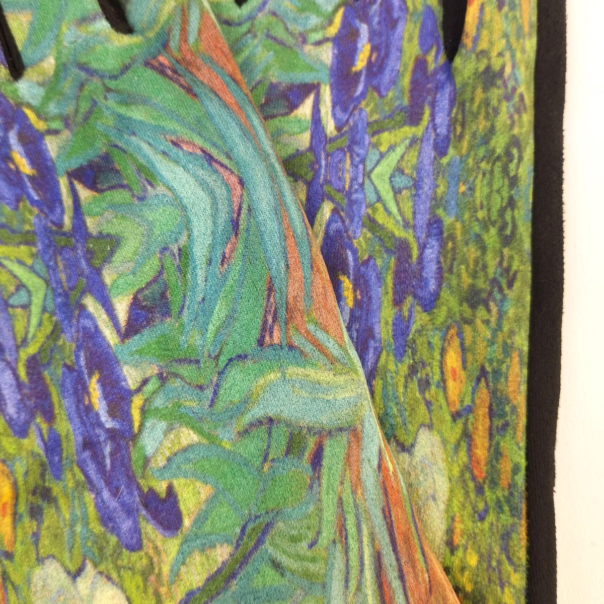 Detaliu al imprimeului floral colorat al mănușilor cu pictura „Iriși” de Van Gogh.