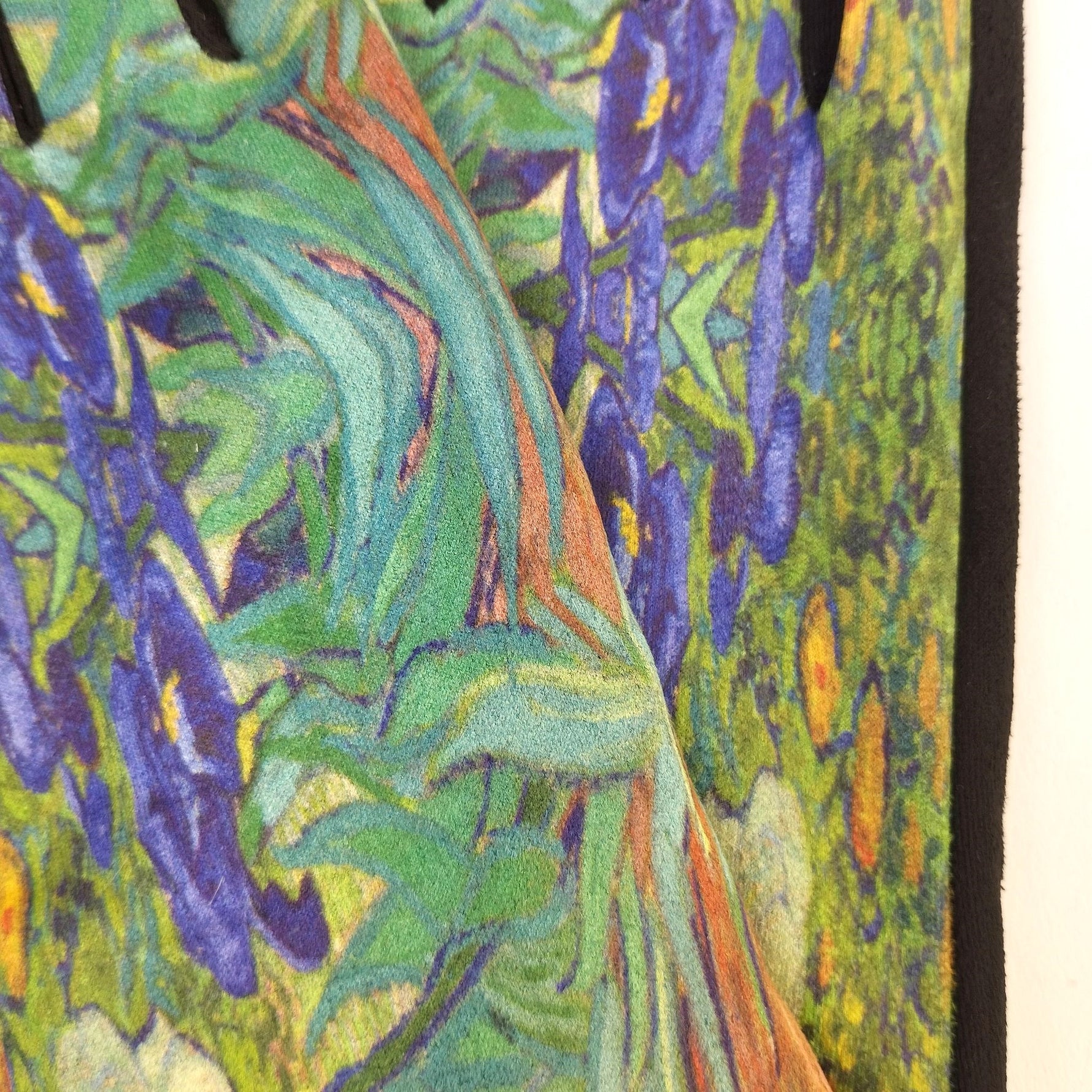 Detaliu al imprimeului floral colorat al mănușilor cu pictura „Iriși” de Van Gogh.