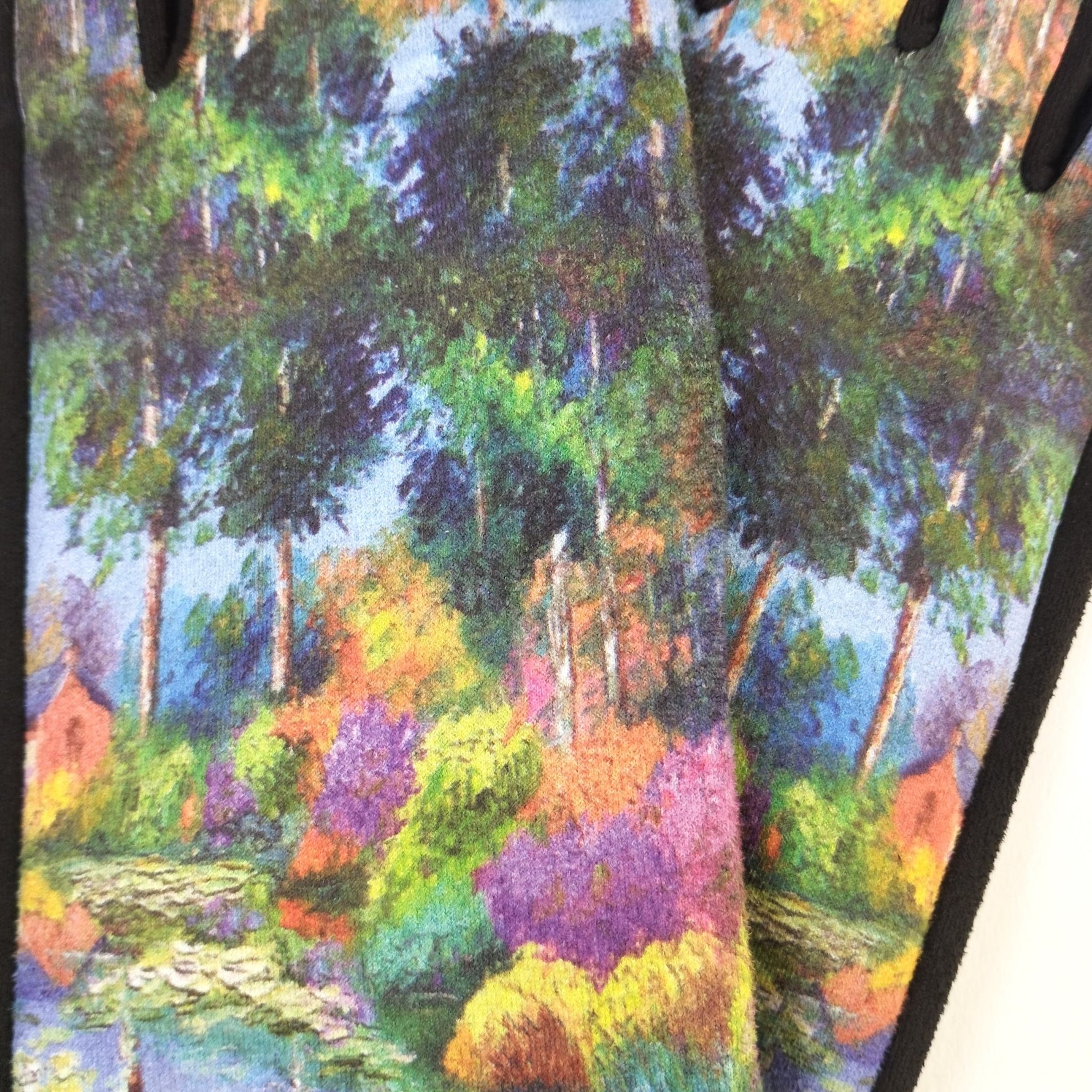 Detaliu al imprimeului artistic pe partea superioară a mănușilor.