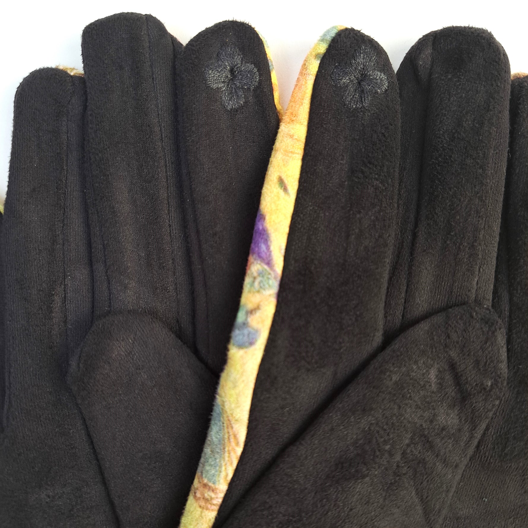 Mănuși cu imprimeu Van Gogh, vedere din lateral și spate, partea neagră din material textil.