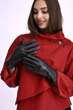 Mănuși elegante negre din piele ecologică, purtate de o femeie, cu aspect sofisticat.