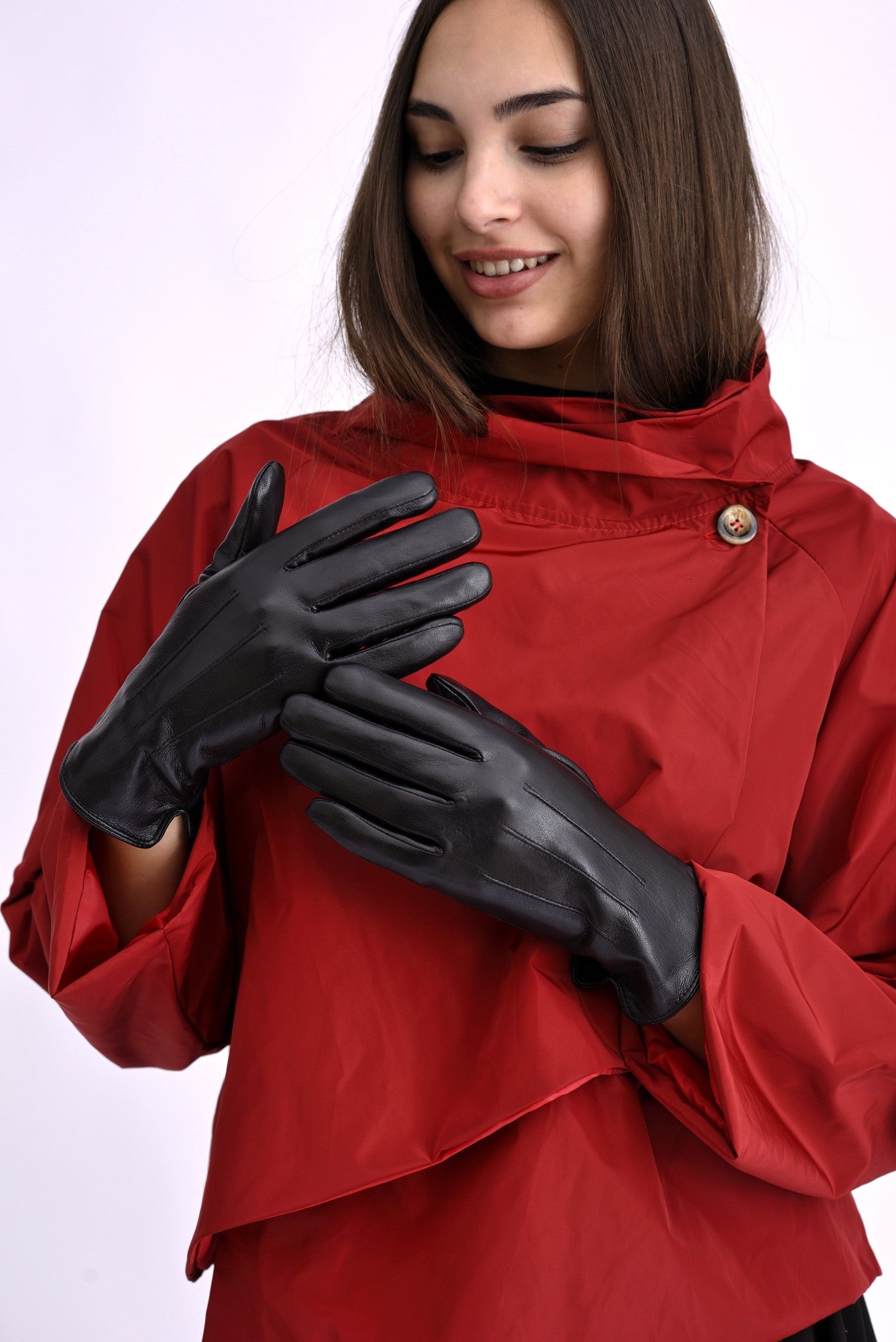 Mănuși elegante negre din piele ecologică, purtate de o femeie, cu aspect sofisticat.