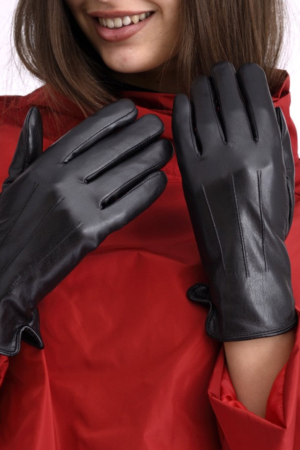 Prim-plan al mănușilor negre din piele ecologică pentru damă, cu design modern și confortabil.
