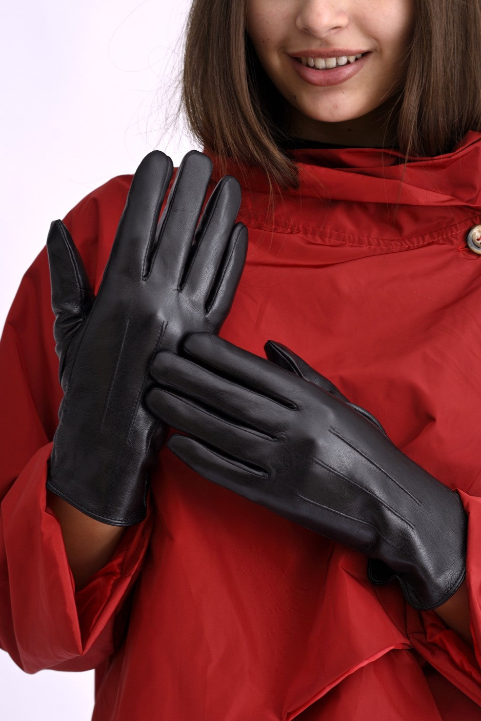 Detaliu al mănușilor negre din piele ecologică, evidențiind textura și cusăturile fine.