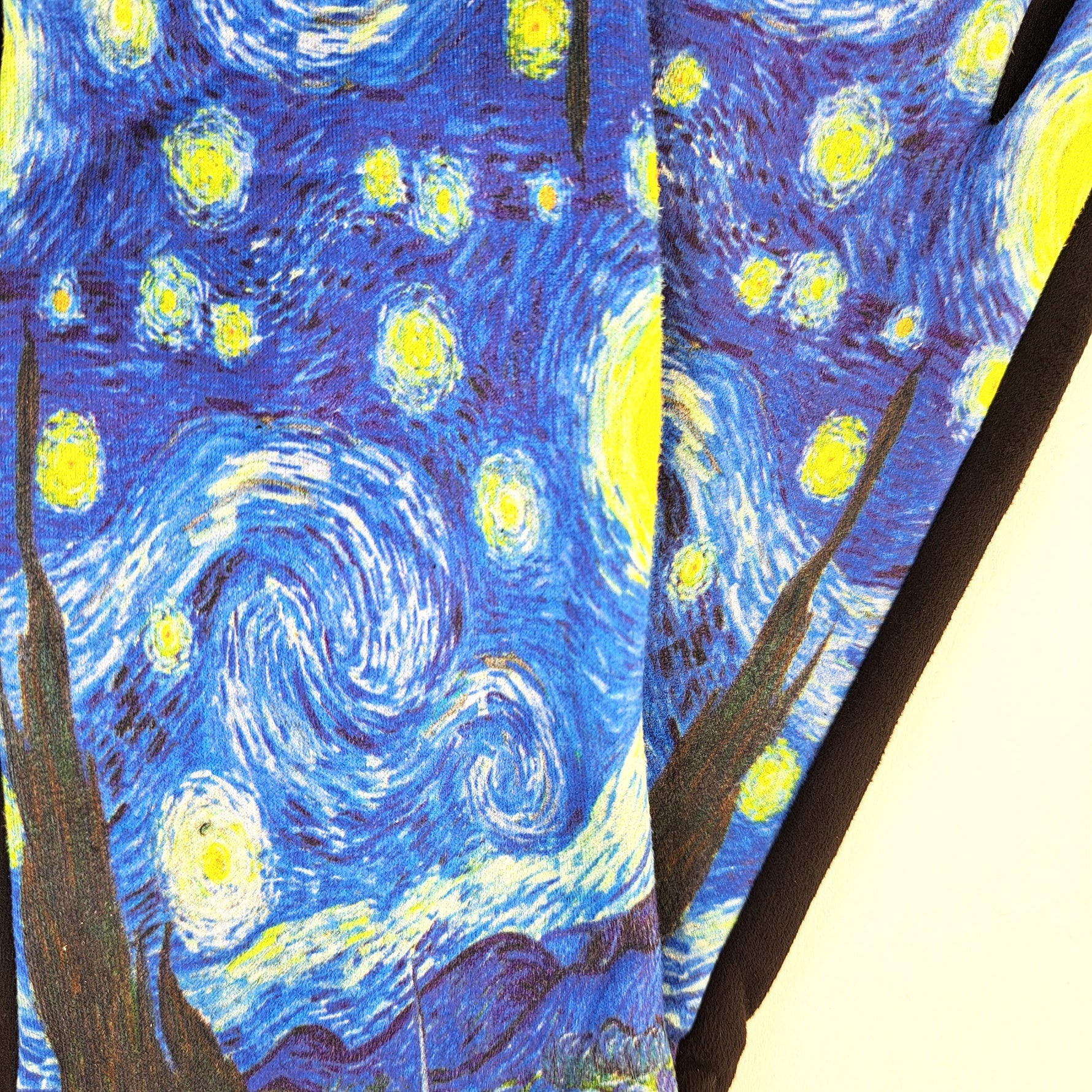 Detaliu al imprimeului artistic cu textură inspirată din tușele lui Van Gogh.