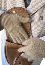 Mănuși din bumbac bej, pufoase și călduroase, cu design simplu și elegant.