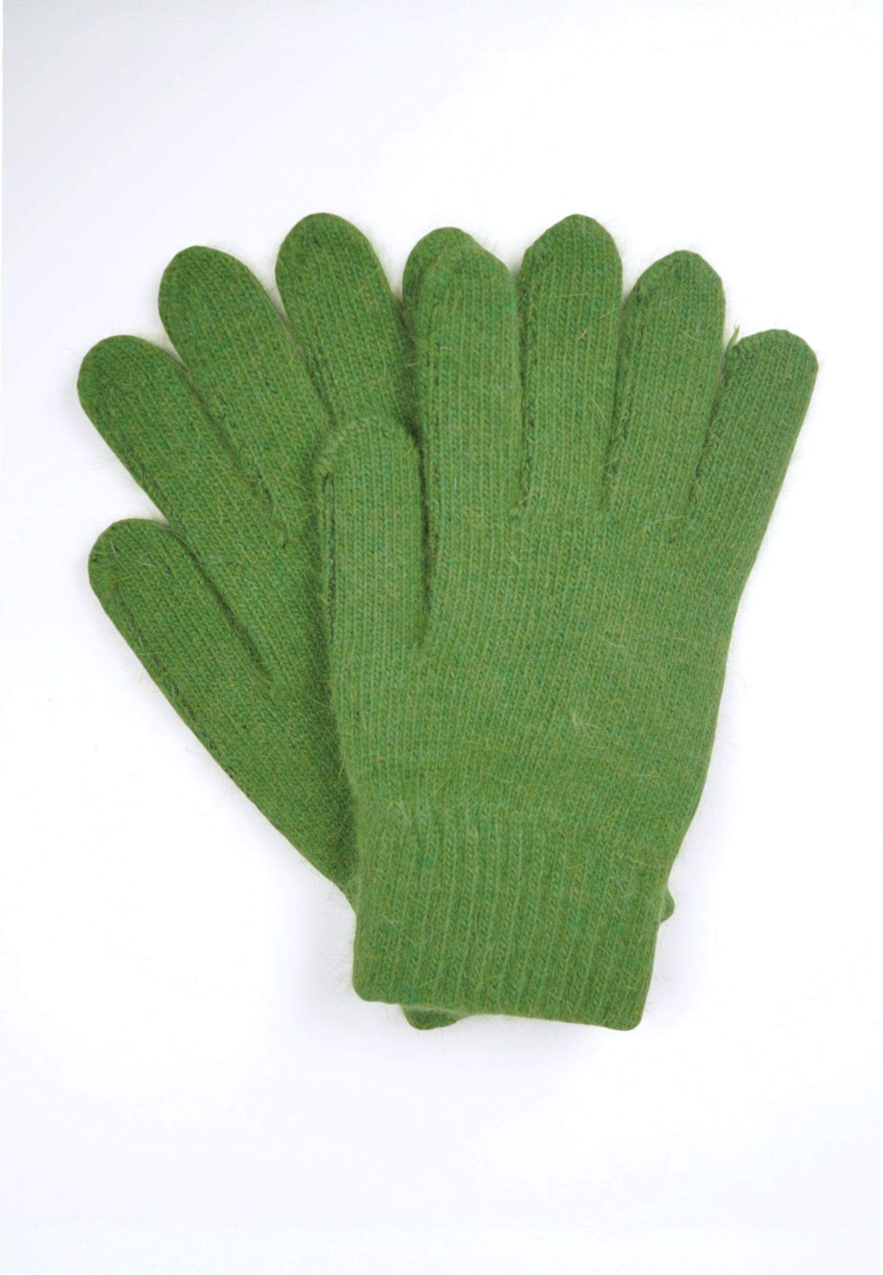 Mănuși din mohair verde, cu aspect pufos și design clasic, ideale pentru sezonul rece.