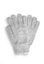 Mănuși din mohair gri deschis, pufoase și confortabile, cu aspect minimalist.