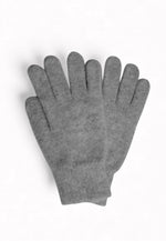 Mănuși pufoase din mohair gri mediu, cu textură moale și finisaj simplu.