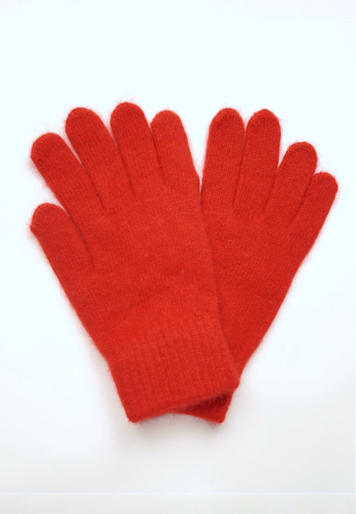 Mănuși pufoase din mohair roșu aprins, cu tricotaj uniform și senzație plăcută la purtare.