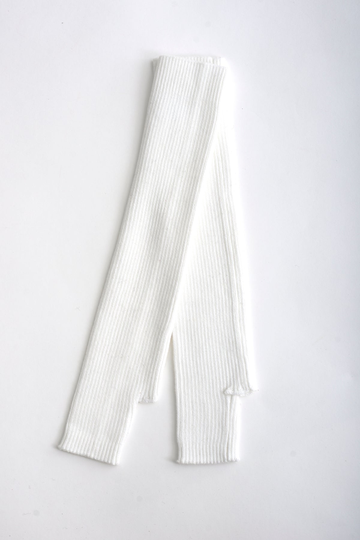 Mănuși tricotate albe, moi și fine la atingere, model lung, ideale pentru ținute de iarnă sau de primăvară rece.