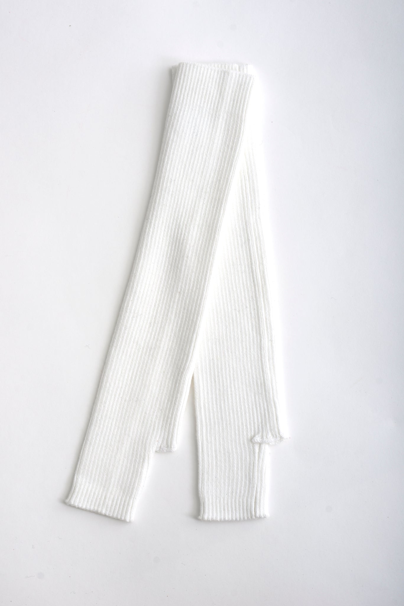 Mănuși tricotate albe, moi și fine la atingere, model lung, ideale pentru ținute de iarnă sau de primăvară rece.