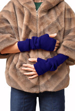 Mănuși bleumarin tricotate, fără degete, purtate cu jacheta de blana artificiala.