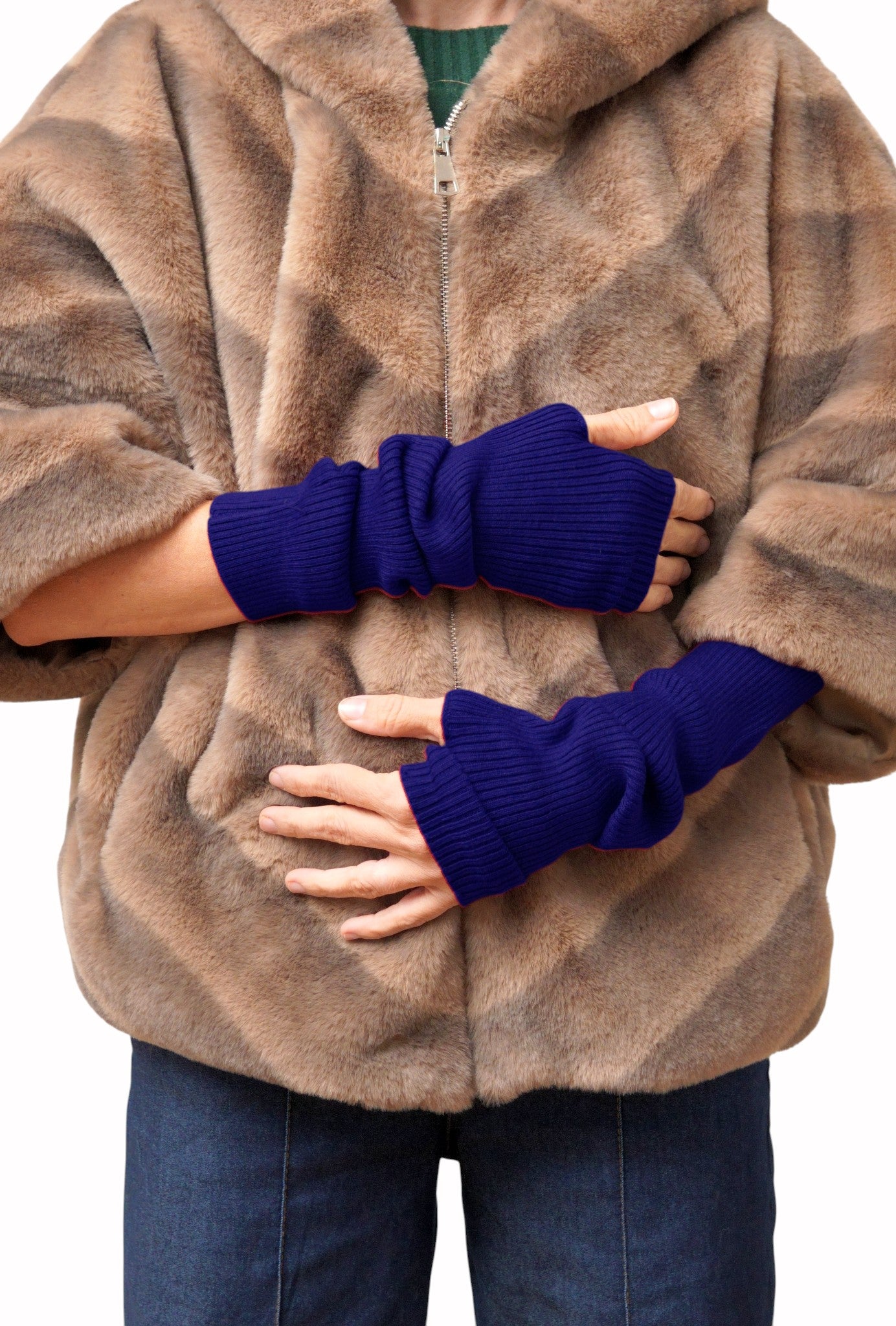 Mănuși bleumarin tricotate, fără degete, purtate cu jacheta de blana artificiala.