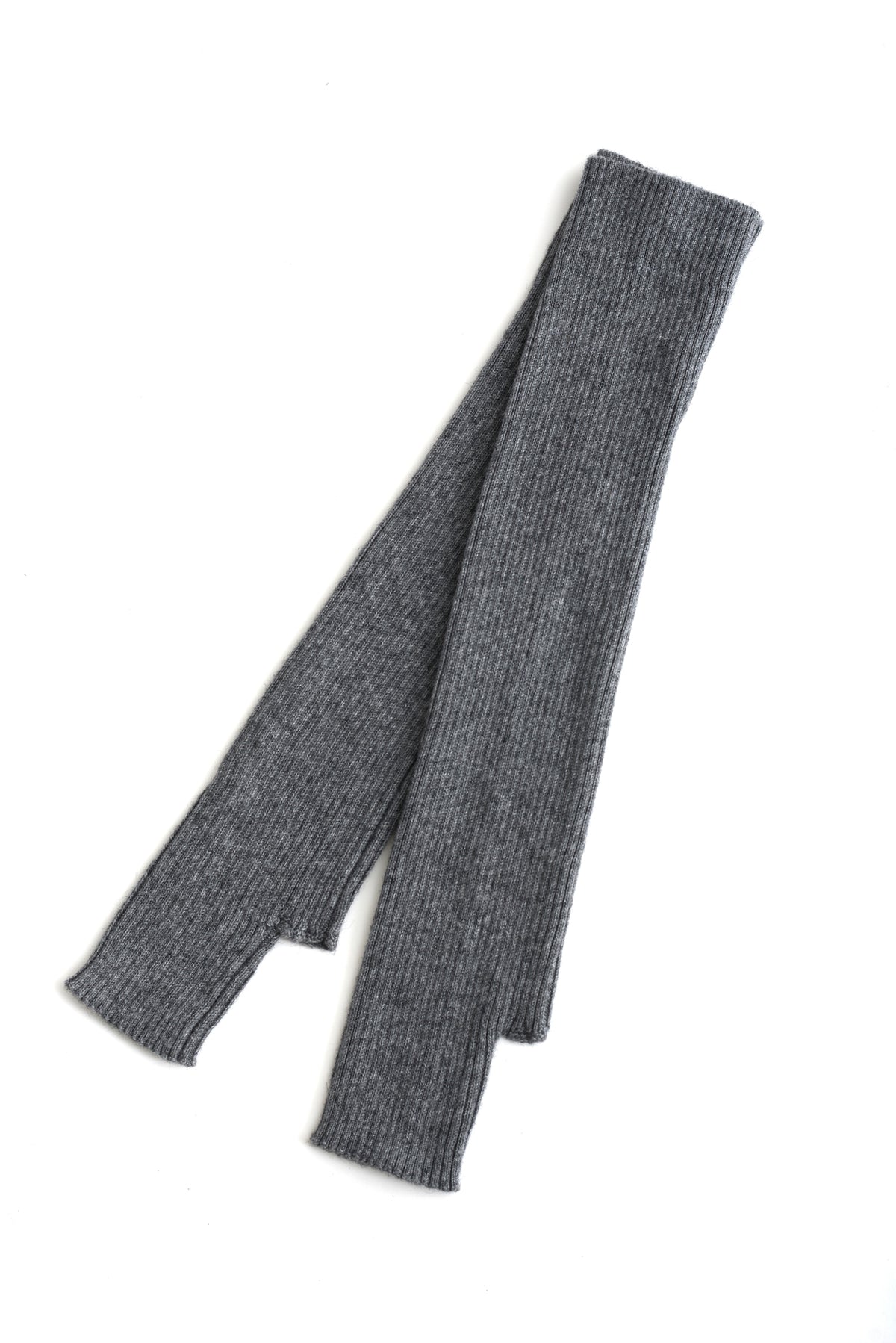 Mănuși gri din tricot fin, model lung și confortabil, realizate din material călduros, pe fundal alb.