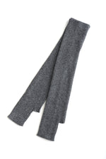 Mănuși gri din tricot fin, model lung și confortabil, realizate din material călduros, pe fundal alb.