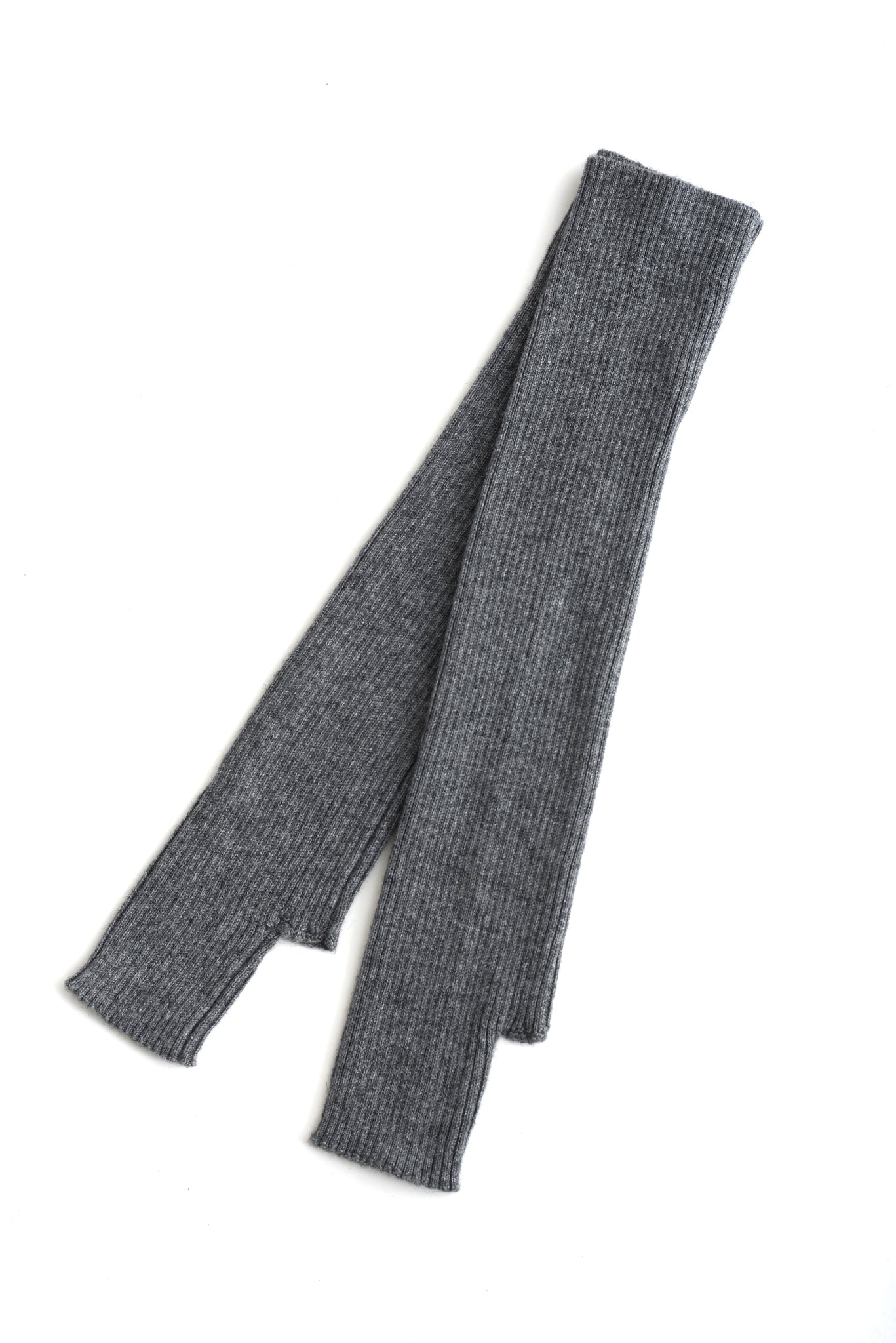 Mănuși gri din tricot fin, model lung și confortabil, realizate din material călduros, pe fundal alb.