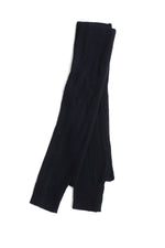 Mănuși negre tricotate, lungi și elastice, cu textură în dungi fine, potrivite pentru un look elegant.