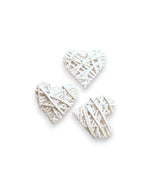 Ornament decorativ din fibră de lemn împletită, în formă de inimă, cu inel pentru prindere.