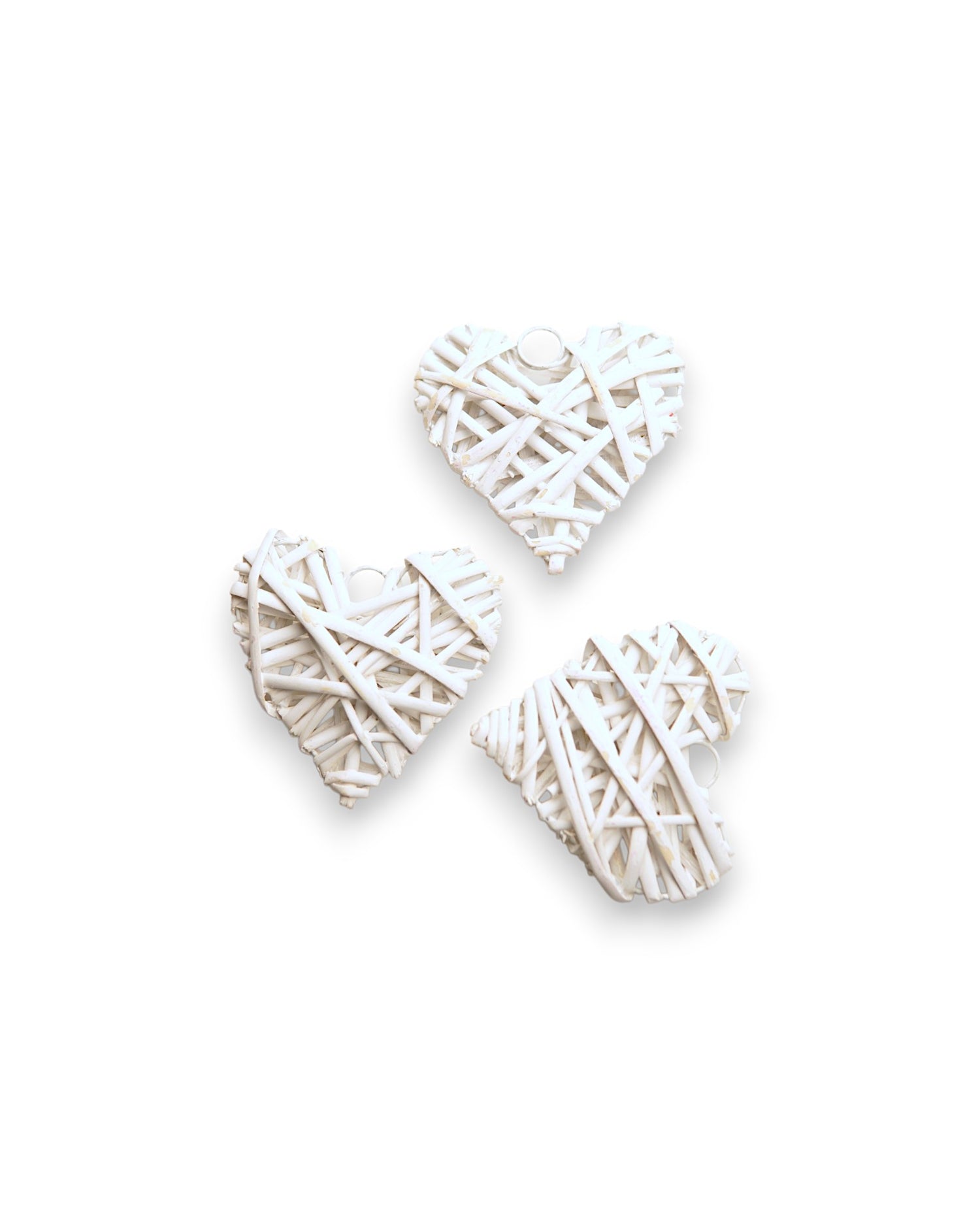 Ornament decorativ din fibră de lemn împletită, în formă de inimă, cu inel pentru prindere.