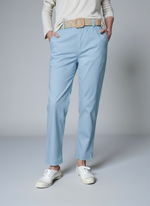 Pantaloni comozi cu croială conică din bumbac și talie elastică, în nuanța albastru cer senin, vedere frontală.