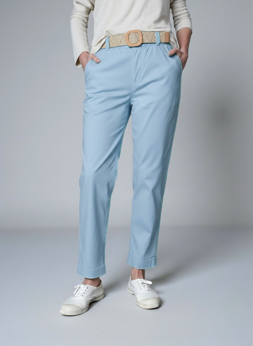 Pantaloni comozi cu croială conică din bumbac și talie elastică, în nuanța albastru cer senin, vedere frontală.