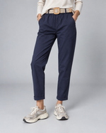 Pantaloni comozi cu croială conică din bumbac și talie elastică, în nuanța bleumarin, vedere frontală.