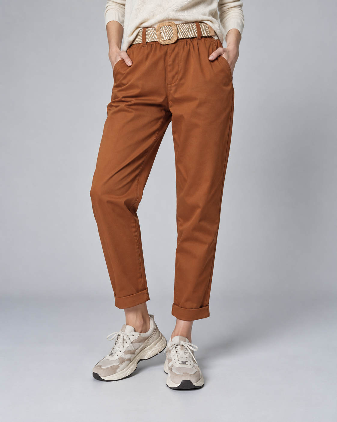 Pantaloni comozi cu croială conică din bumbac și talie elastică, în nuanța camel, vedere frontală.