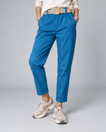 Pantaloni comozi cu croială conică din bumbac și talie elastică, în nuanța cyan, vedere frontală.