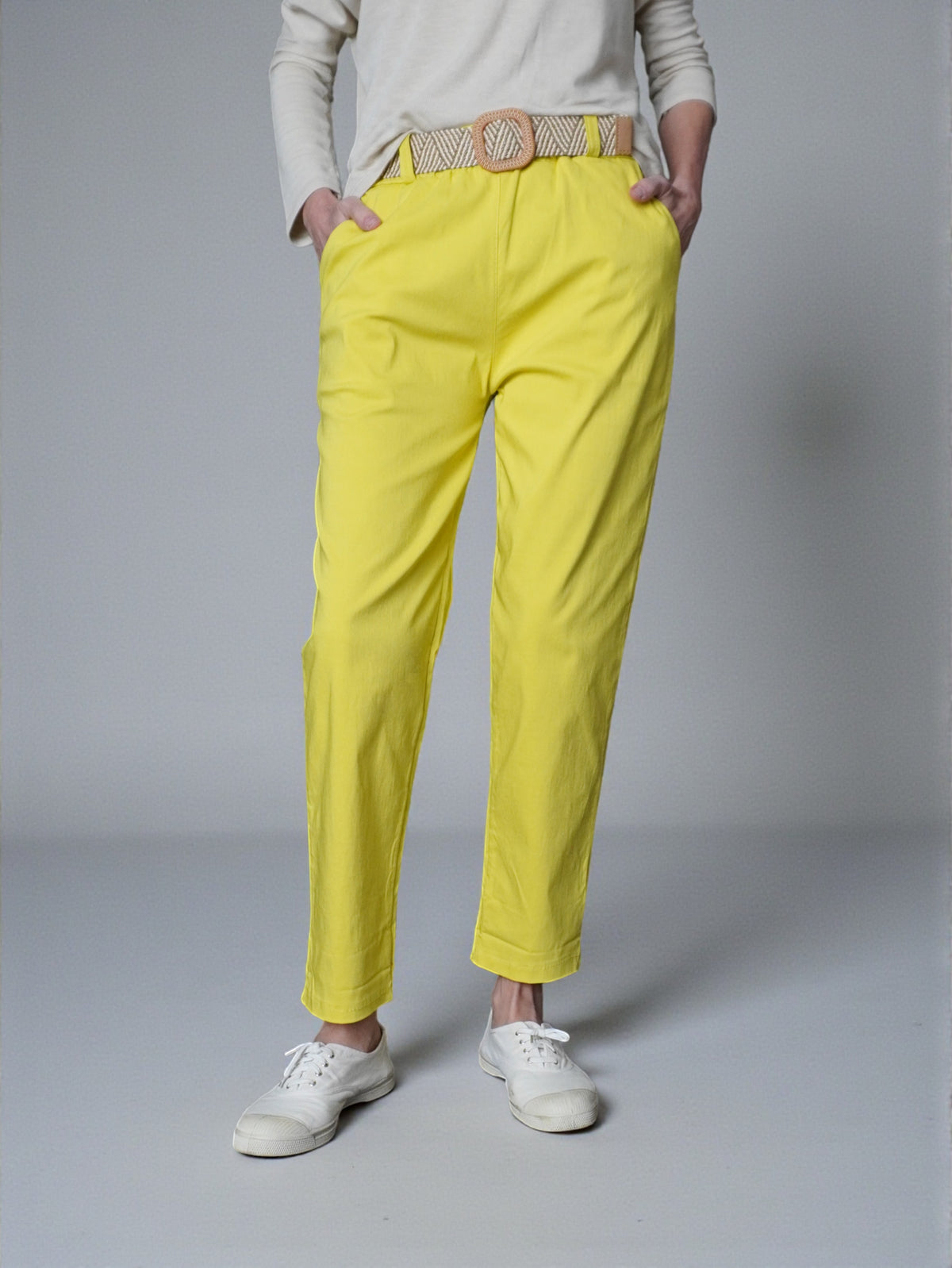 Pantaloni comozi cu croială conică din bumbac și talie elastică, în nuanța galben canar, vedere frontală.