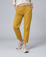 Pantaloni comozi cu croială conică din bumbac și talie elastică, în nuanța galben muștar, vedere frontală.