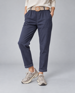 Pantaloni comozi cu croială conică din bumbac și talie elastică, în nuanța jeans, vedere frontală.