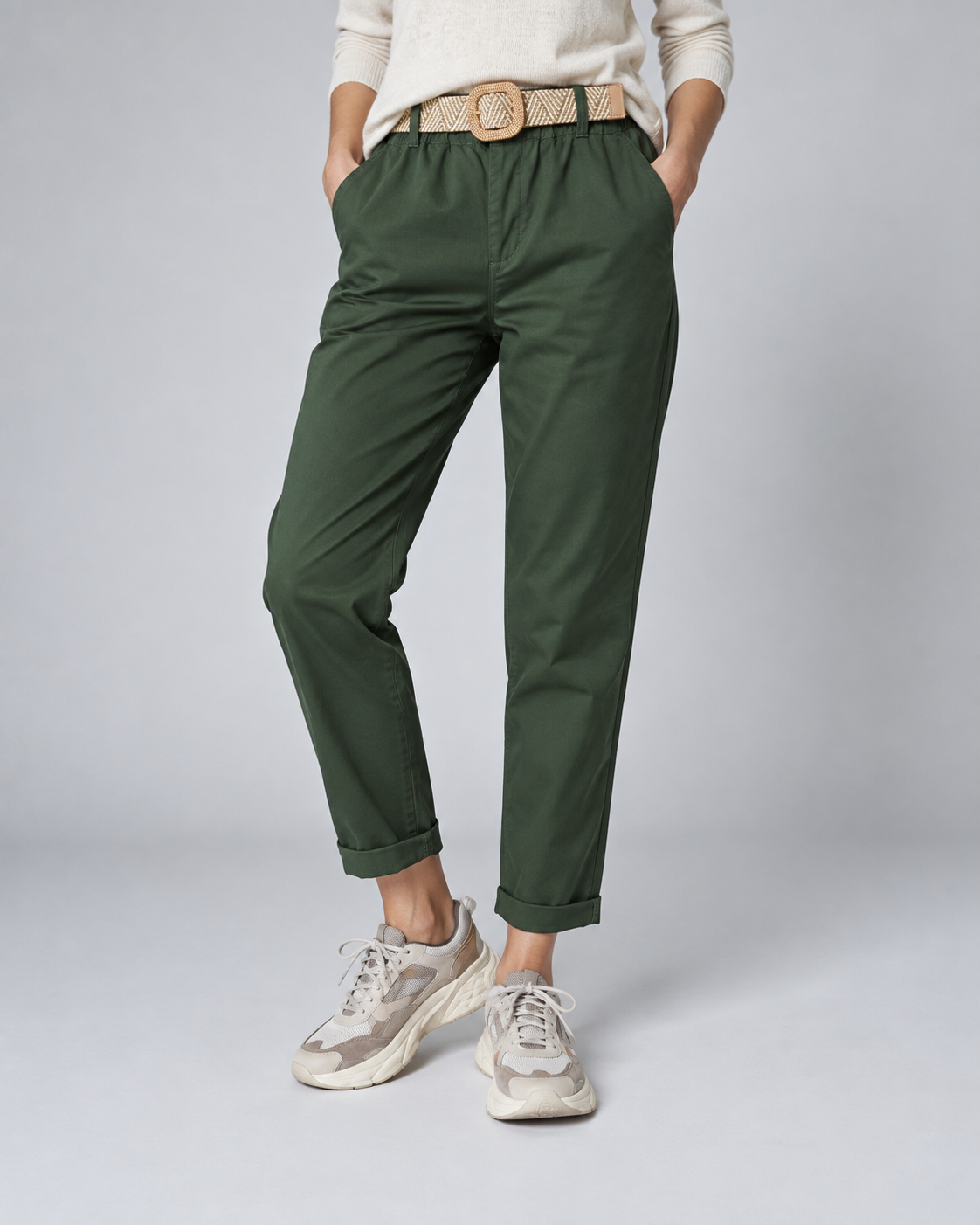 Pantaloni comozi cu croială conică din bumbac și talie elastică, în nuanța kaki, vedere frontală.