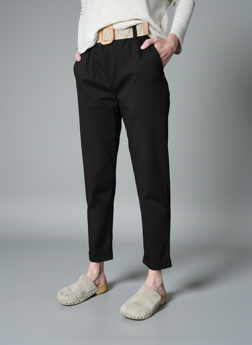 Pantaloni comozi cu croială conică din bumbac și talie elastică, în nuanța negru, vedere frontală.