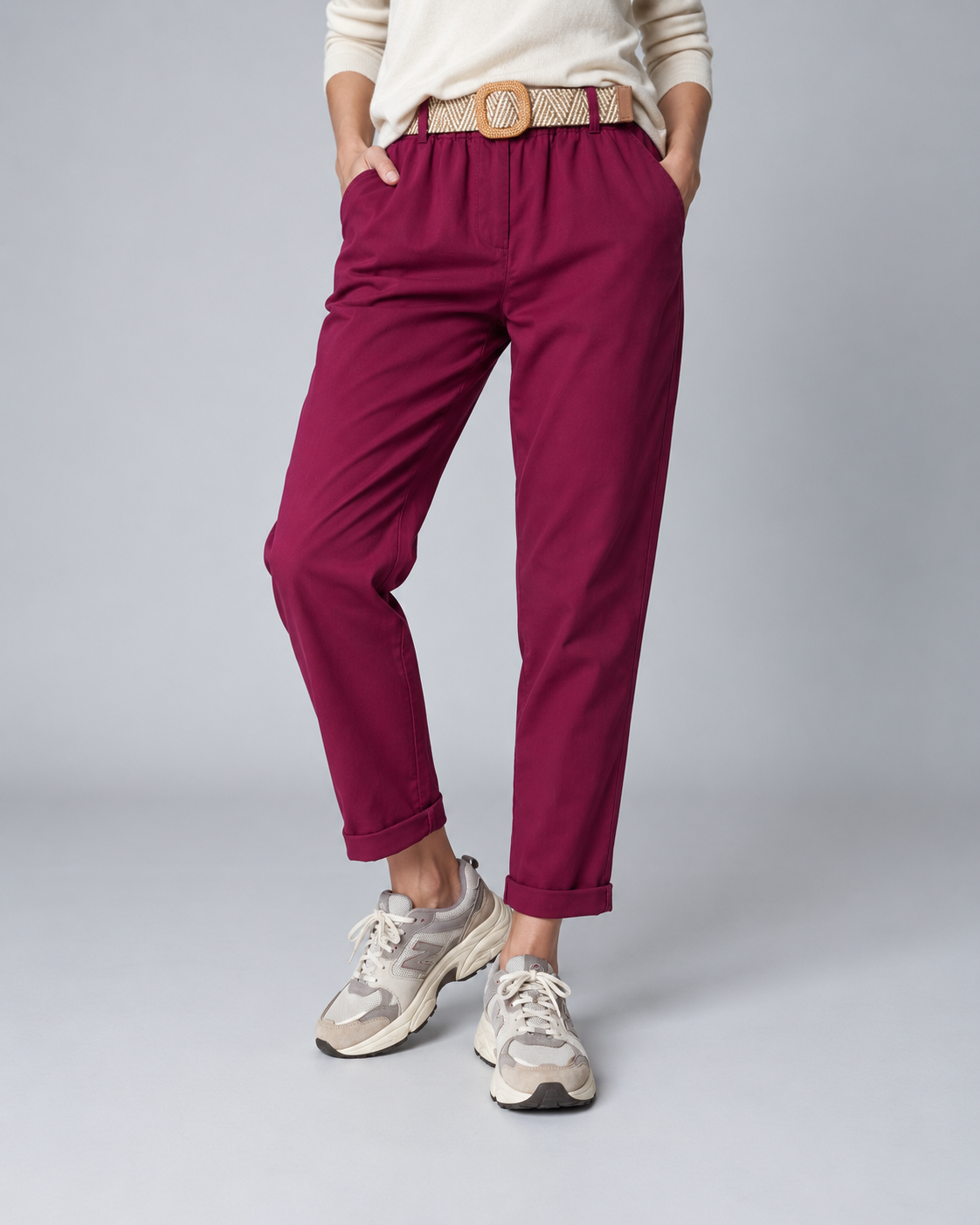 Pantaloni comozi cu croială conică din bumbac și talie elastică, în nuanța roșu închis, vedere frontală.