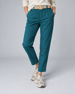 Pantaloni comozi cu croială conică din bumbac și talie elastică, în nuanța turcoaz închis, vedere frontală.