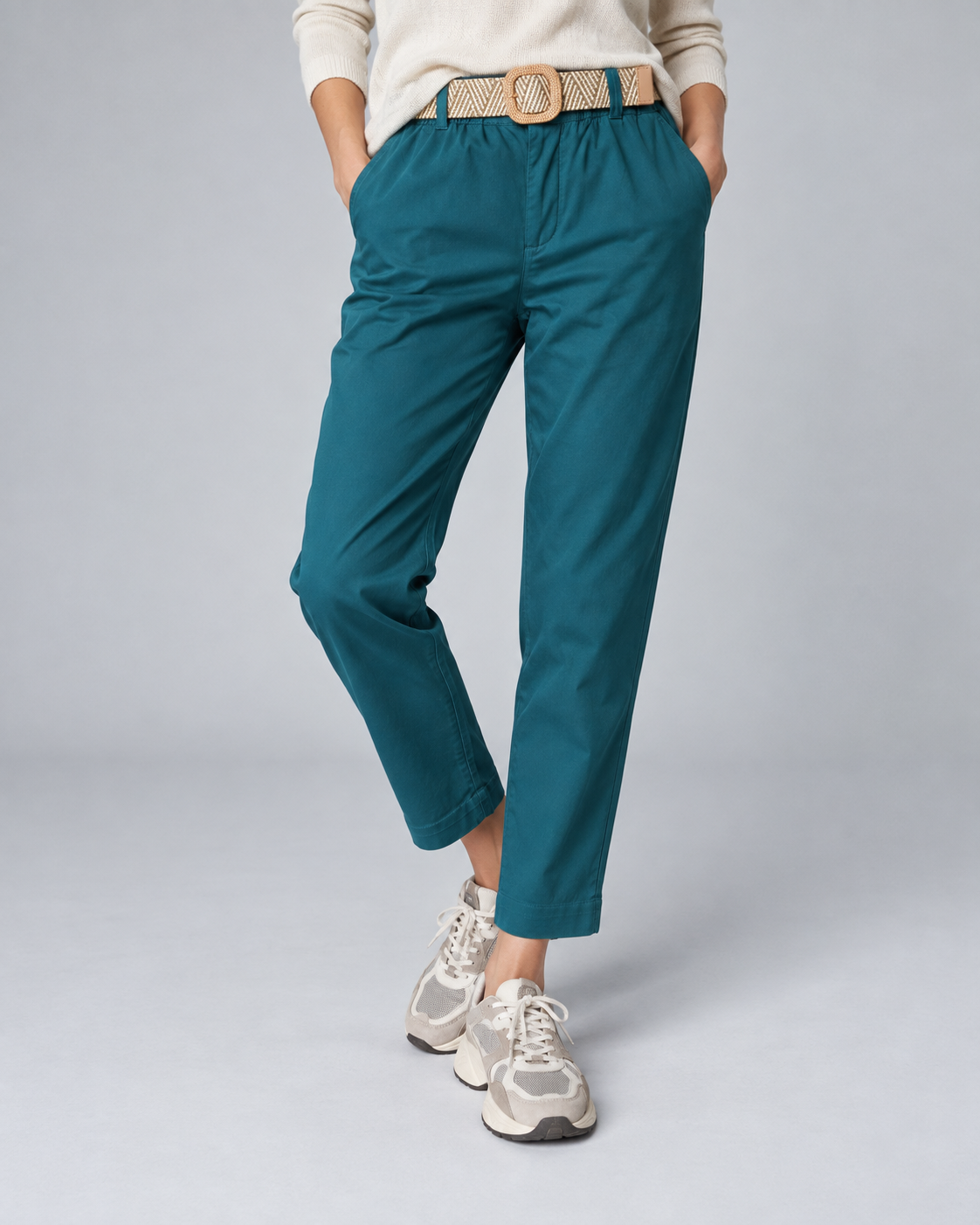 Pantaloni comozi cu croială conică din bumbac și talie elastică, în nuanța turcoaz închis, vedere frontală.