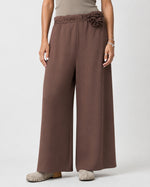 Pantaloni culotte din viscoză cu cordon floare, nuanța maro, vedere din față, All Above Boutique.