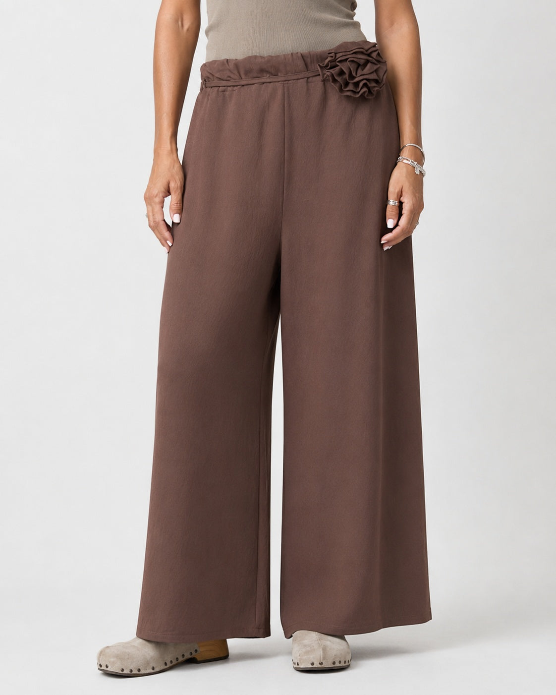 Pantaloni culotte din viscoză cu cordon floare, nuanța maro, vedere din față, All Above Boutique.