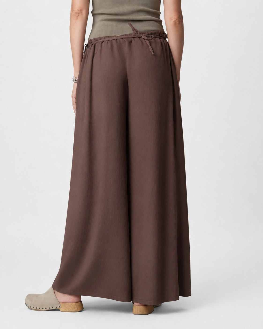 Pantaloni culotte din viscoză cu cordon floare, nuanța maro, vedere din spate, All Above Boutique.