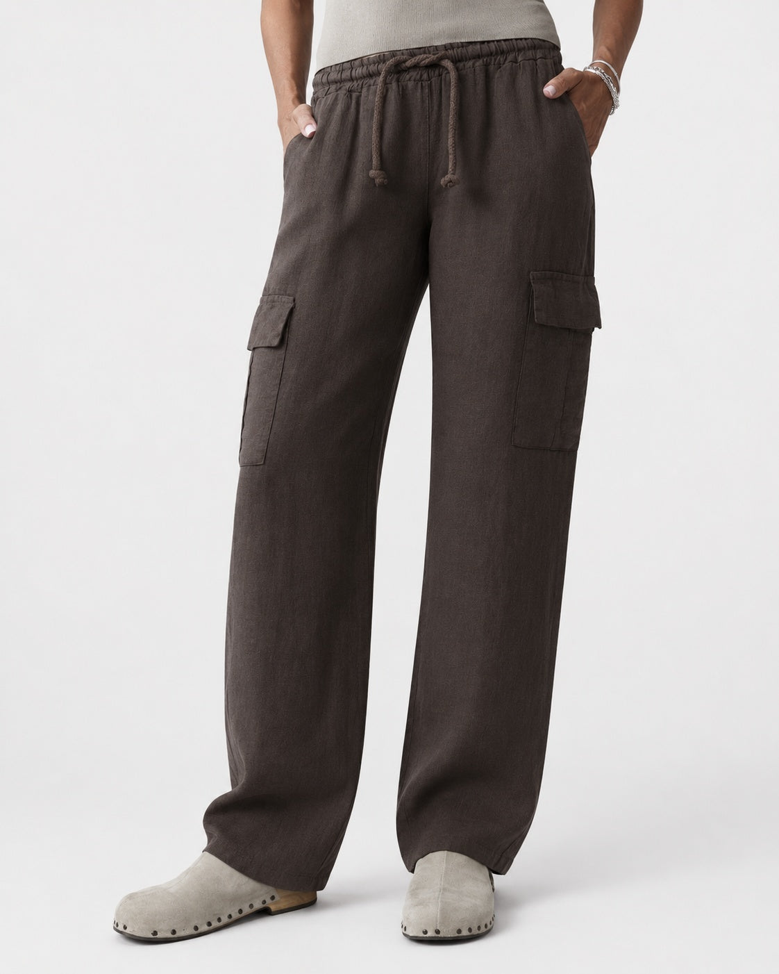 Pantaloni din in cu buzunare cargo, vedere din față, All Above Boutique.