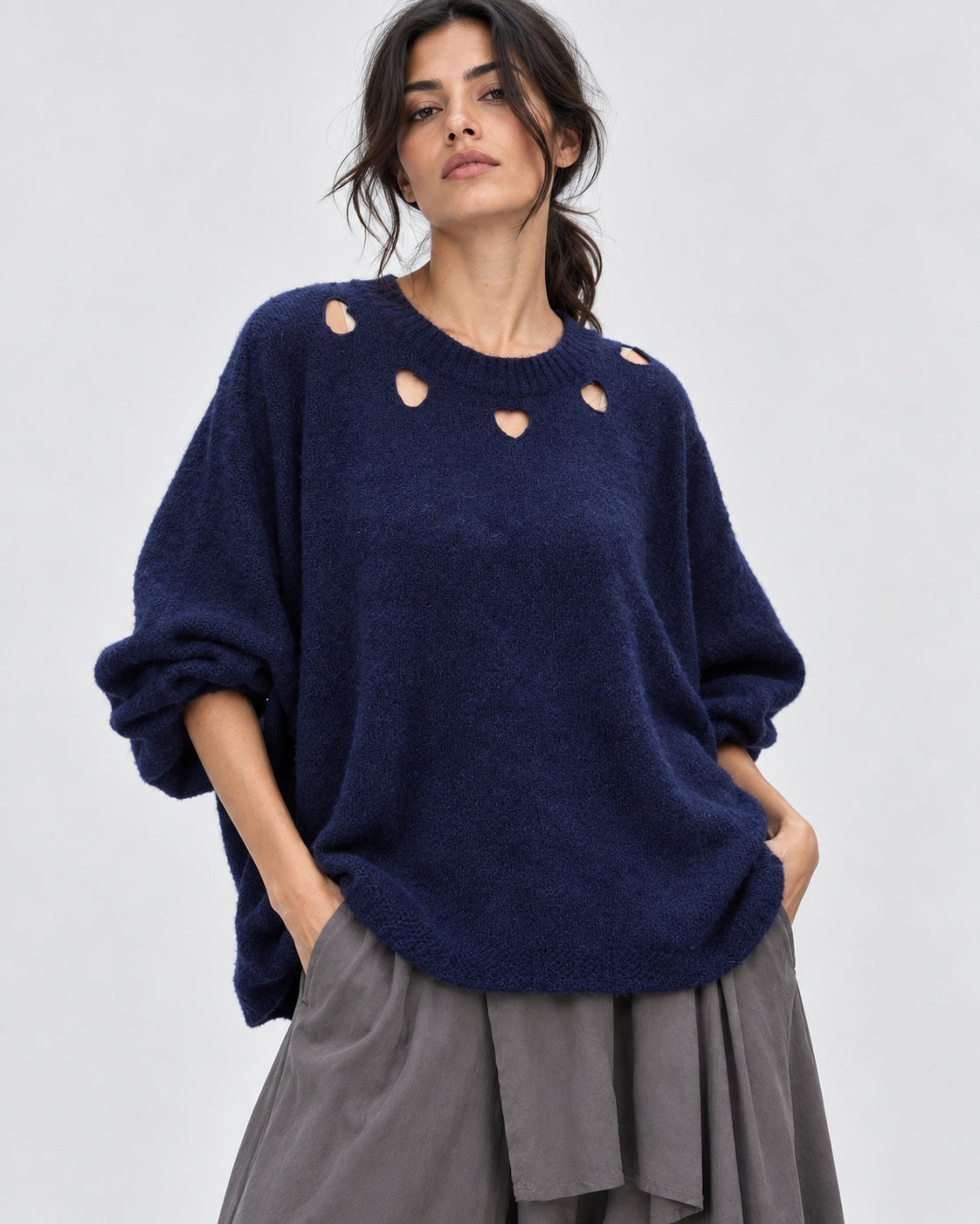 Pulover oversize cu inimioare decupate pe decolteu, în nuanța bleumarin, vedere frontală.