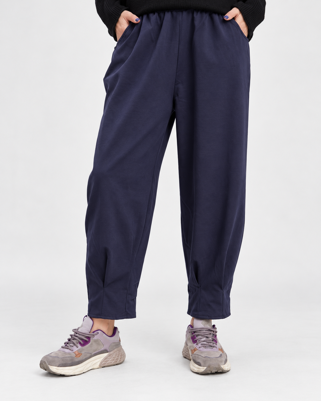 Pantaloni barrel bleumarin din jerse gros, cu talie elastică și buzunare laterale, vedere din față - All Above Boutique