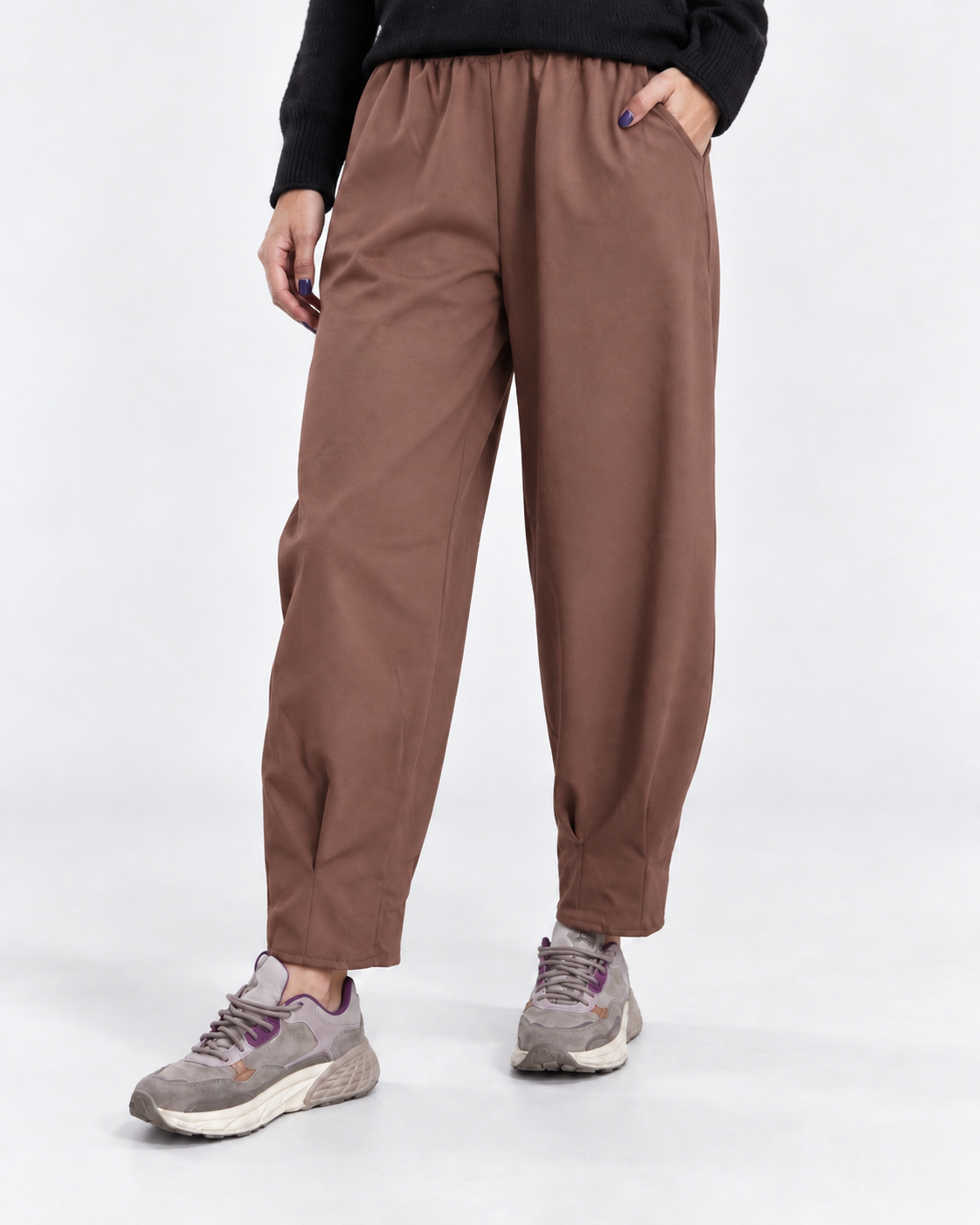 Pantaloni barrel maro din jerse gros, cu talie elastică și pliuri la gleznă, vedere din față - All Above Boutique