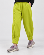 Pantaloni barrel verde fistic din jerse gros, cu talie elastică și pliuri la gleznă, purtați cu sneakers - All Above Boutique