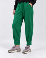 Pantaloni barrel verde închis din jerse gros, cu pliuri la gleznă, model în mers - All Above Boutique