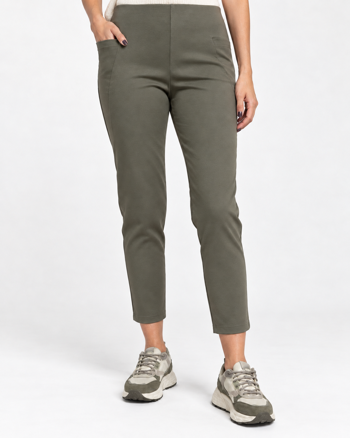 Pantaloni conici kaki din jerse, cu cusătură pe mijlocul cracului și buzunare în V, vedere din față - All Above Boutique