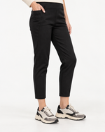 Pantaloni conici negri din jerse, cu buzunare în V și talie elastică, purtați cu sneakers - All Above Boutique